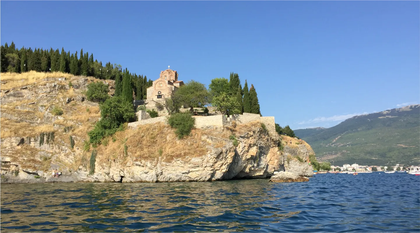 Kerk in in Noord-Macedonië op een rots langs water