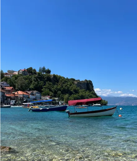 Het meer van Ohrid en bergen