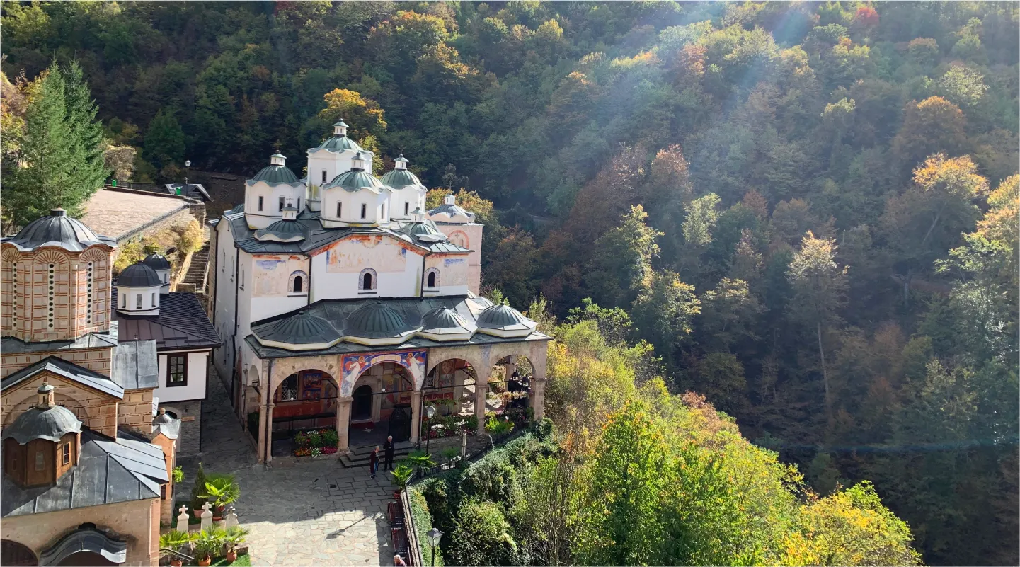 Mooie culturele kerk gebouw met groene bergen